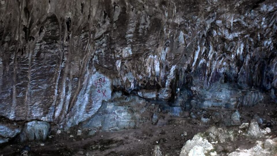 12 bin yıllık mağarayı yazı tahtasına çevirdiler