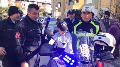 Lösemi hastası küçük Olcay'a polis şefkati