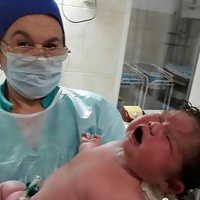 Akılalmaz doğum! 6 buçuk kilo bebeği ilaç bile almadan evde doğurdu!