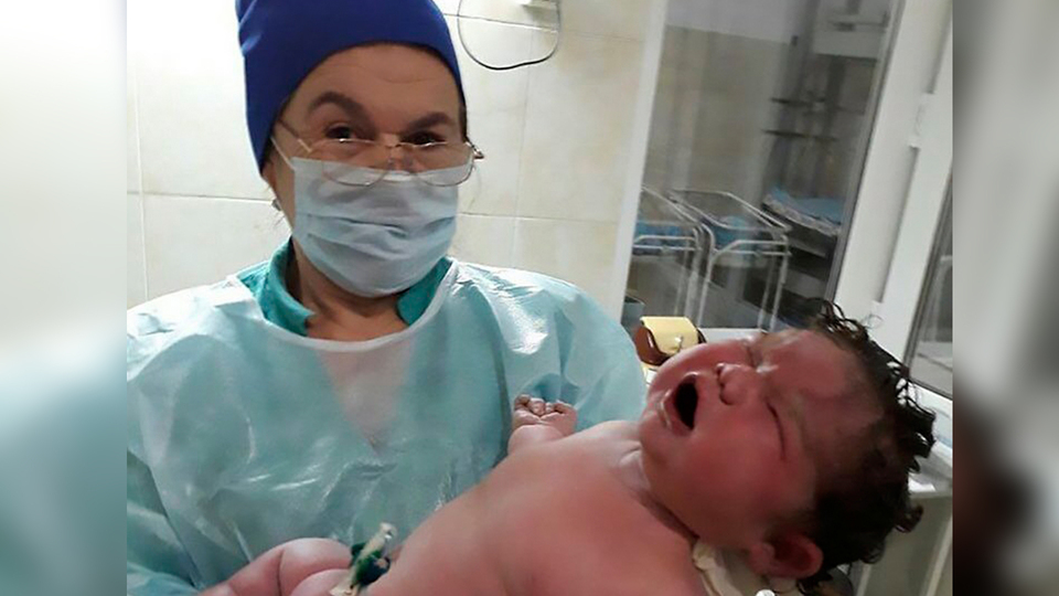 Akılalmaz doğum! 6 buçuk kilo bebeği ilaç bile almadan evde doğurdu!