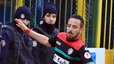 Deniz Naki futboldan men edildi