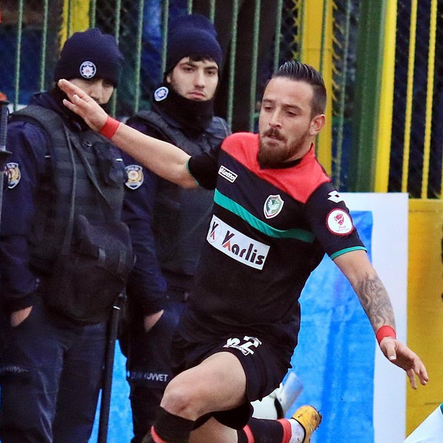 Deniz Naki futboldan men edildi