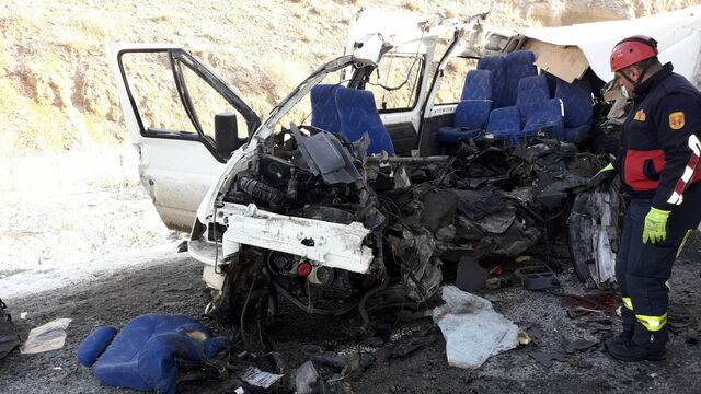 Van'da minibüs ile kamyon çarpıştı: 8 ölü, 2 yaralı