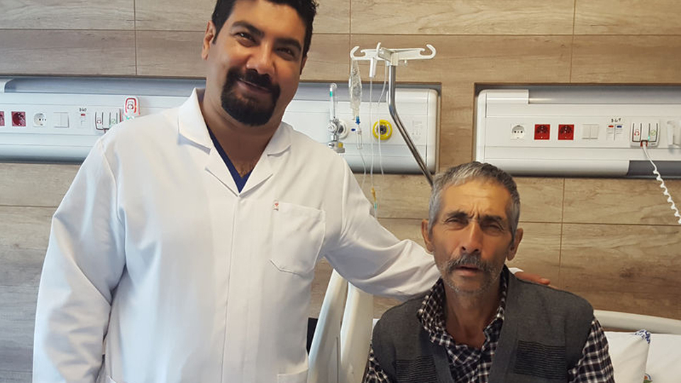 Göğüs ağrısıyla hastaneye gitti! Yemek borusundan tavuk kemiği çıktı...