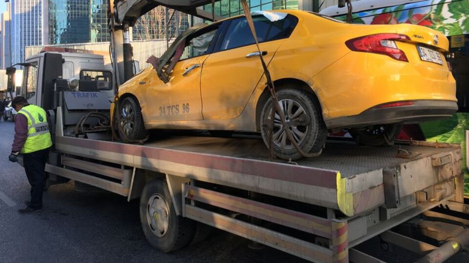 Levent'te feci kaza! Sollama yapayım derken takla attı