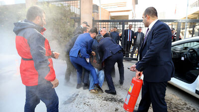 Alacaklı heykeltraş CHP Genel Merkezi önünde kendini yakmak istedi