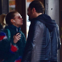 Sokak ortasında aşka geldiler!