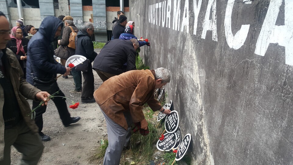 Davutpaşa'daki patlamada ölen 21 kişi karanfillerle anıldı