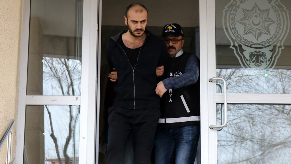 Çifte cinayet şüphelisi, balkondan atlayıp kaçmak isterken yakalandı