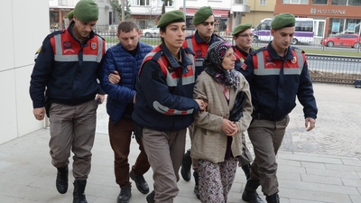 Eşini başına odunla vurarak öldüren kadın ve oğlu tutuklandı