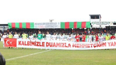Amedspor sahaya Mehmetçik'e destek pankartıyla çıktı