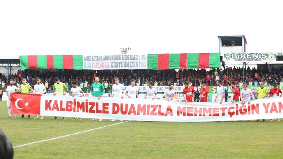 Amedspor sahaya Mehmetçik'e destek pankartıyla çıktı