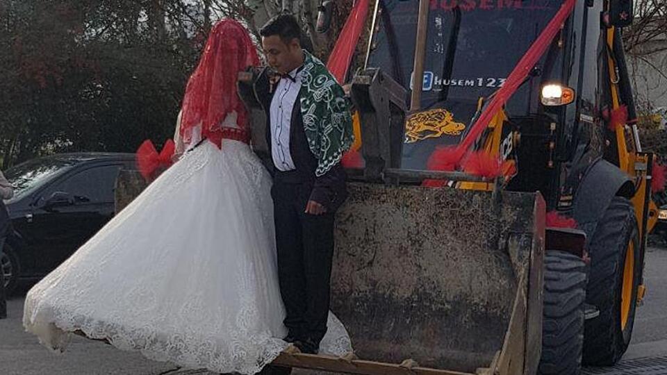 Damat, gelini evden kepçeyle aldı