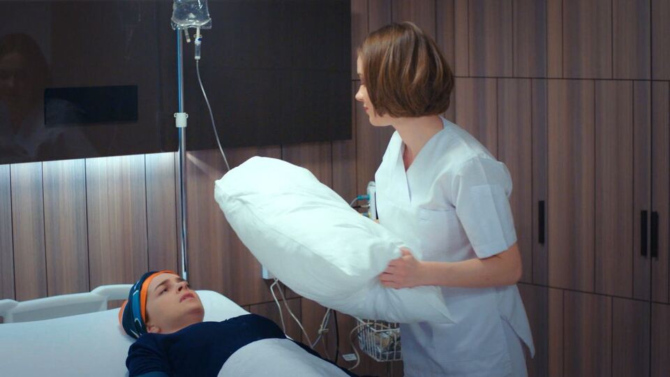 Ceren, Tülin'i boğmaya çalışıyor