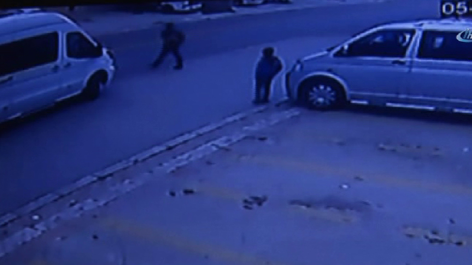 Okul servisinden indi, sonrası korkunç! O anlar güvenlik kamerasında