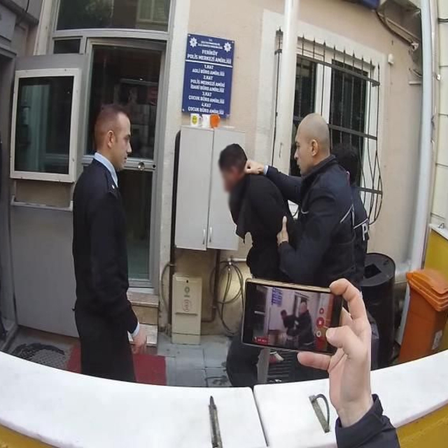 Polisin burnunu kırdı!