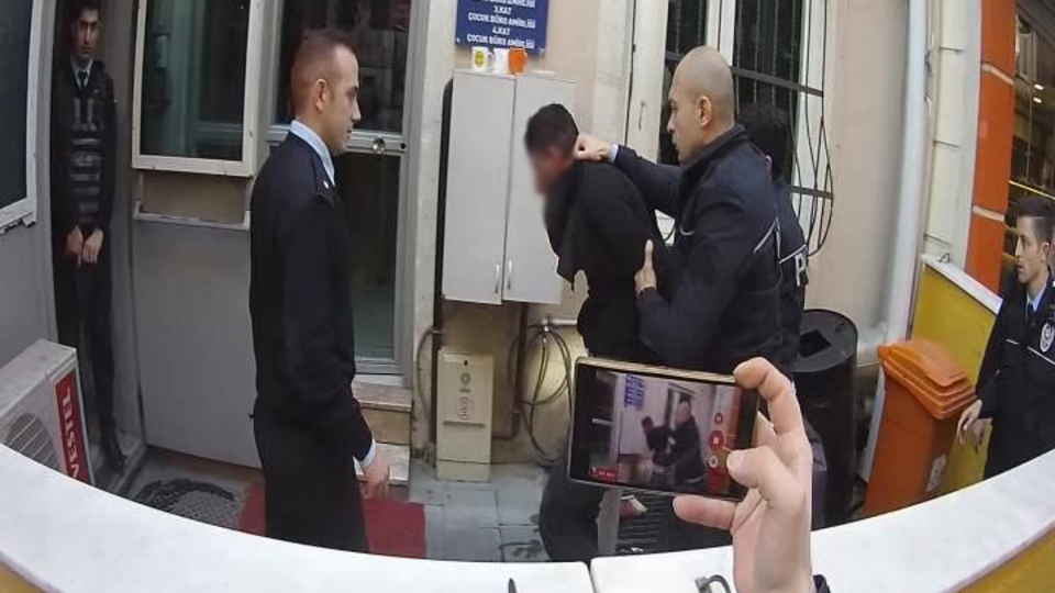Polisin burnunu kırdı!