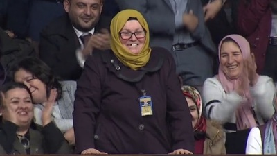 AK Parti grubunda renkli anlar! Erdoğan ilgiyle izledi