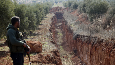 Dağ ile tepeyi birleştirmişler! Bakın hendeğin ucu nereye çıkıyor
