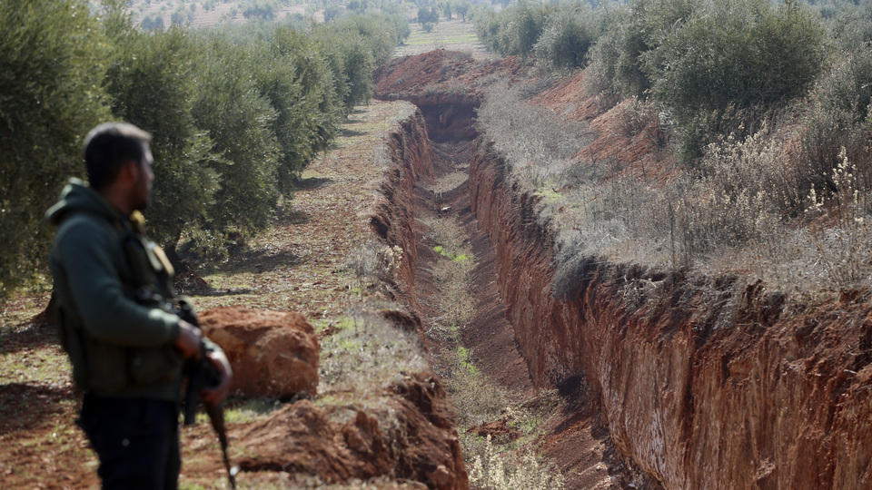 Dağ ile tepeyi birleştirmişler! Bakın hendeğin ucu nereye çıkıyor