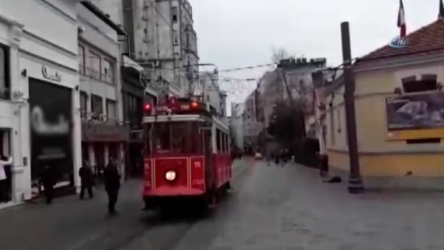 Nostaljik tramvay kablolara takıldı, etrafa kıvılcımlar saçıldı!