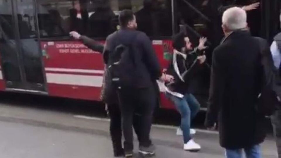 Biri servis sürücüsü diğeri belediye otobüsü şoförü! Bu andan sonrası korkunç