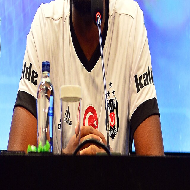 "Larin tam bir baş belası!"