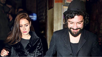 Kız arkadaşıyla el ele