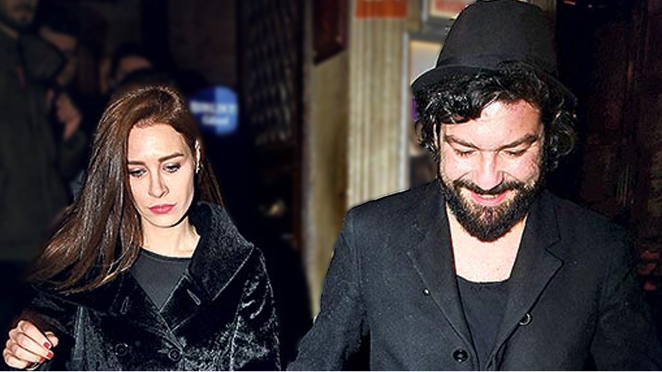 Kız arkadaşıyla el ele