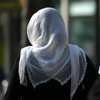 İsveç'te aşırı sağcı liderden 'başörtüsü' açıklaması