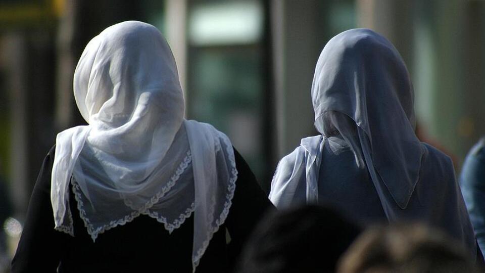 İsveç'te aşırı sağcı liderden 'başörtüsü' açıklaması