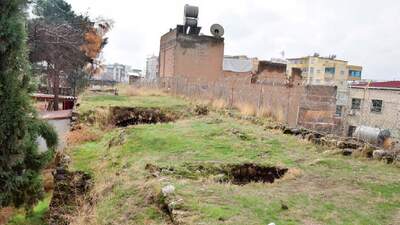 Tarihi kışlayı delik deşik ettiler