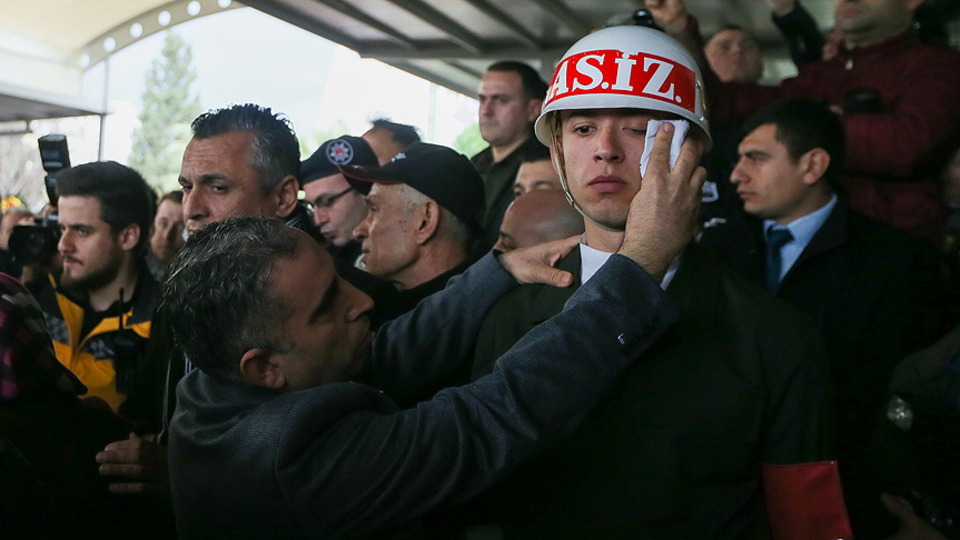 Şehitlerin acısı ünlüleri de yasa boğdu