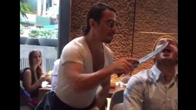 Nusret, David Beckham'ı elleriyle besledi