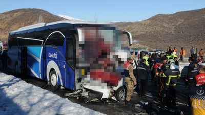 Yolcu otobüsü hafif ticari araçla çarpıştı: 4 ölü, 7 yaralı