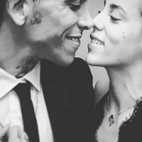 Ünlü çift nişanlandı