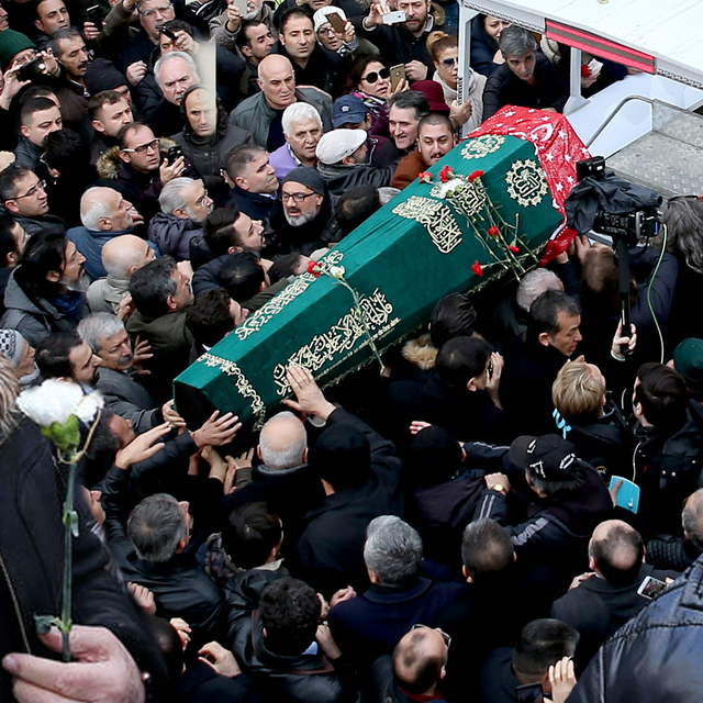 Ünlü sanatçı son yolculuğuna uğurlandı