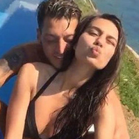 Amine istedi, Mesut sildi