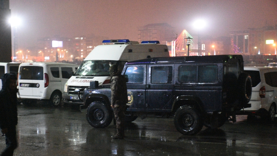 Polisin elindeki mermi patladı