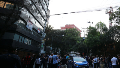 Meksika'da bakan ve valiyi taşıyan helikopter düştü