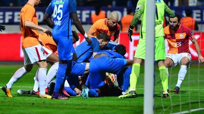 Gomis korkuttu! Bir anda yere yığıldı...