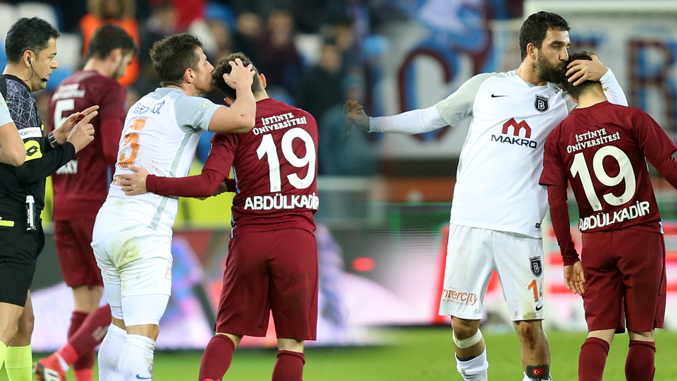 Emre ve Arda'dan 'Ömür'lük öpücük!