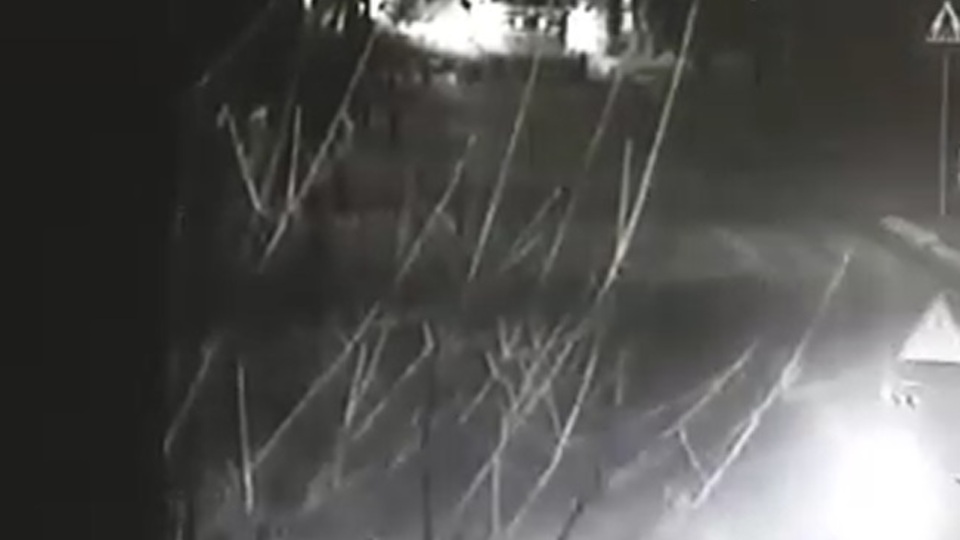 Polis gibi davranıp yolu kestiler!