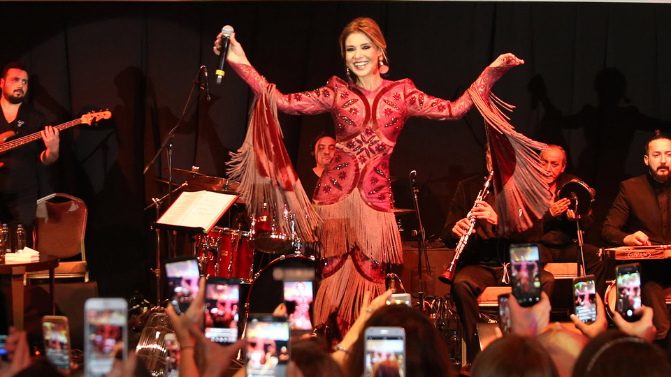 2500 kadınla birlikte söyledi