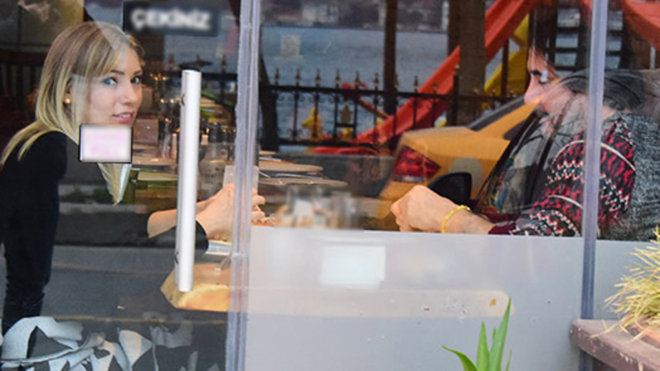 Sevgilisinin önüne set kurdurdu