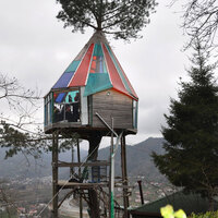 Hobi olarak yaptığı ağaç evine turist yağıyor!