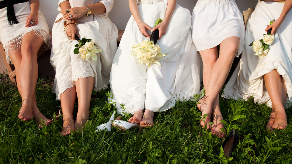 Gelin ve damattan çok nedimeleri çeken fotoğrafçı suçu kötü havaya attı!