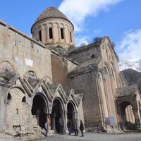 11 asırlık kiliseyi kriko ve kütük ayakta tutuyor!