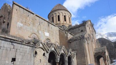 11 asırlık kiliseyi kriko ve kütük ayakta tutuyor!