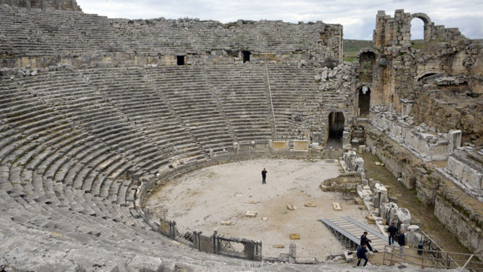13 bin kişilik antik tiyatroya tarihi dokunuş!